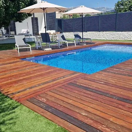 Enjoy With Heated Pool And Foodbal Апартаменти Спліт