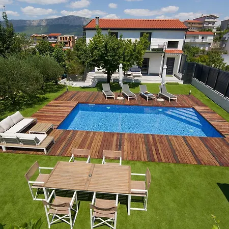 Enjoy With Heated Pool And Foodbal Split