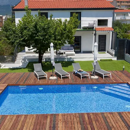 Enjoy With Heated Pool And Foodbal Daire Split