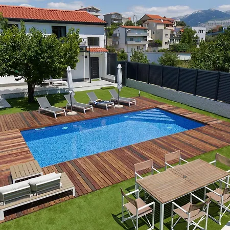 Enjoy With Heated Pool And Foodbal Daire
