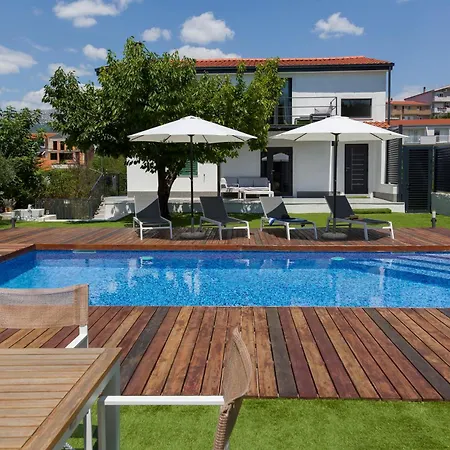 Enjoy With Heated Pool And Foodbal *
