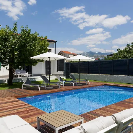 Enjoy With Heated Pool And Foodbal Daire *