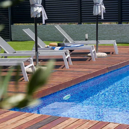 Enjoy With Heated Pool And Foodbal Split